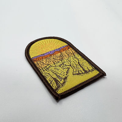 패치에게 입혀 짜여진 패치 위의 주문형 철은 자연적 설계를 도매합니다